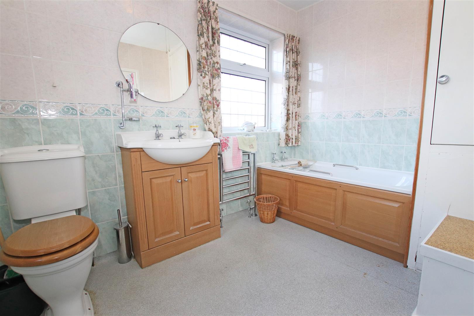 FIRST FLOOR FAMILY BATHROOM